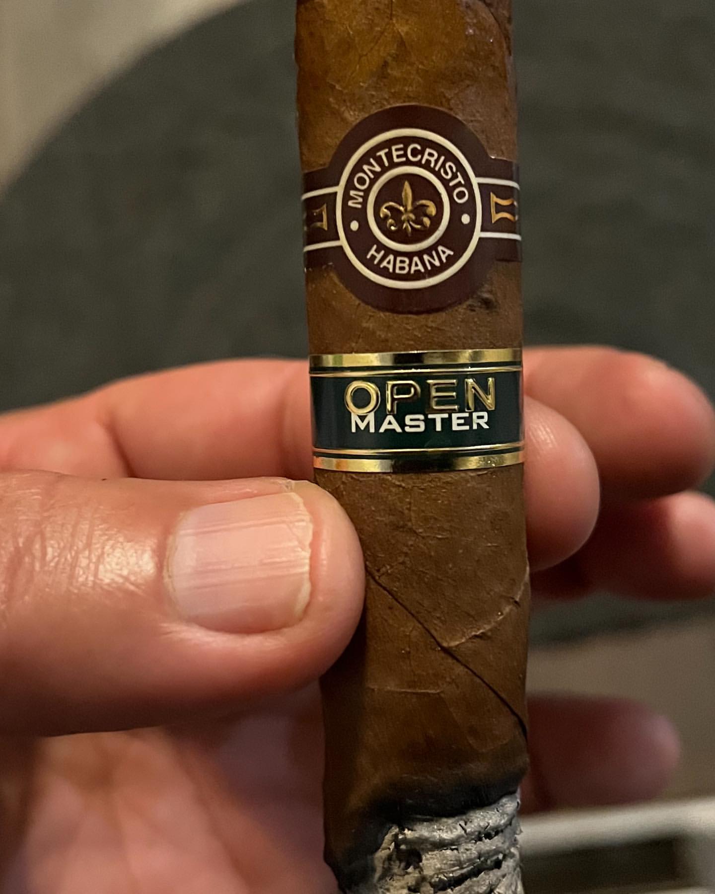 Montecristo No.2 vs No.4: Cuba’s Most Famous Cigars Compared (2026)